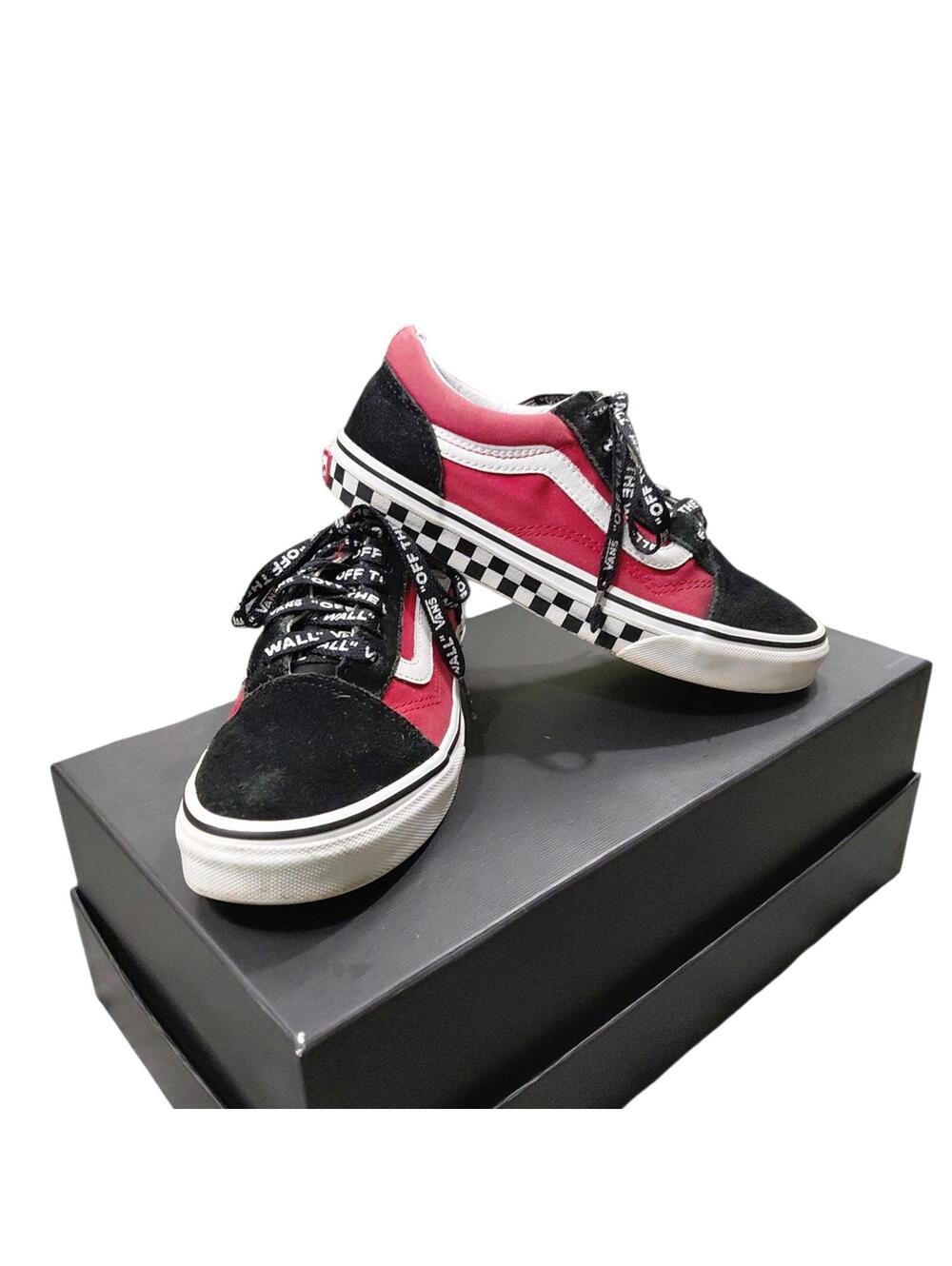 "Vans"Unisex Kids Sz.5 Red and Black Sneakers with White Accents.Have flaws....